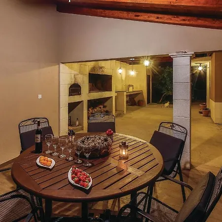 1 Bedroom Stunning In Kastel Gomilica * Kastela