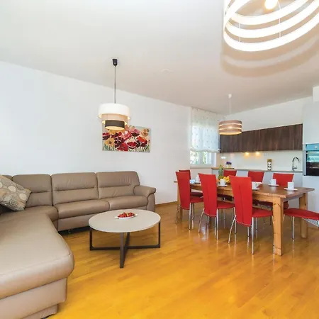 1 Bedroom Stunning In Kastel Gomilica Kastela