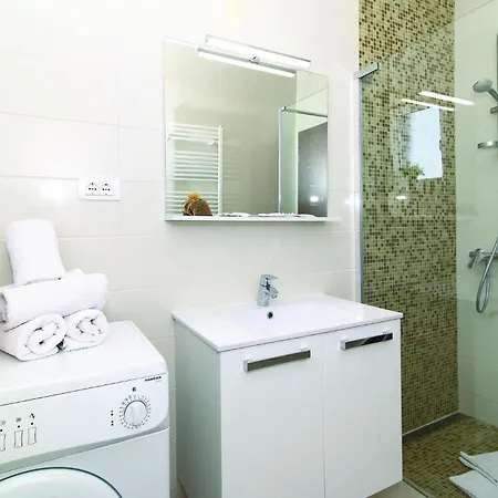 Apartment 1 Bedroom Stunning In Kastel Gomilica Kastela