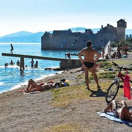 Apartment 1 Bedroom Stunning In Kastel Gomilica *