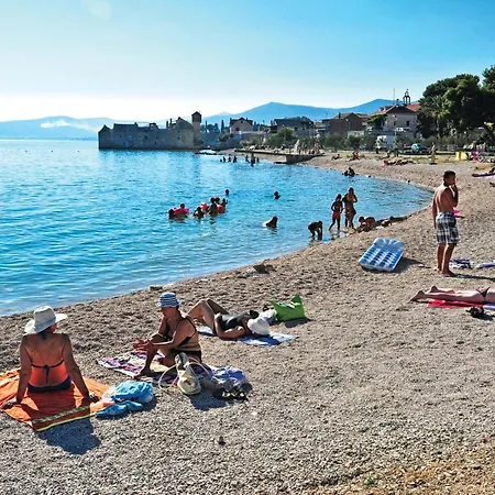 Apartment 1 Bedroom Stunning In Kastel Gomilica *